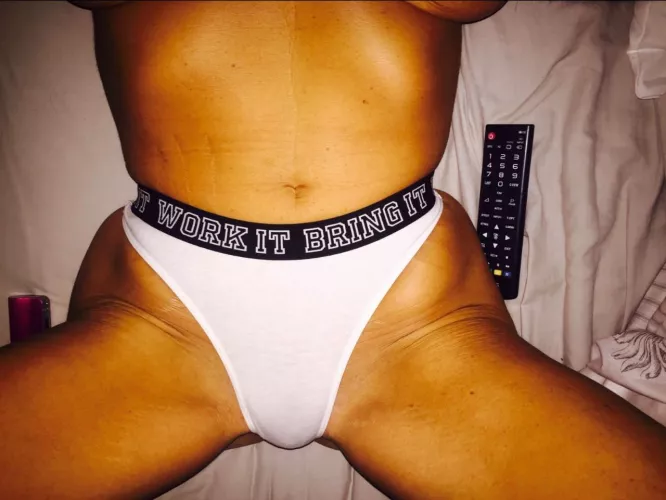 35 yo next door milf, brand new to this……. Hope you like my little bulge👅💦💦💦💦💦