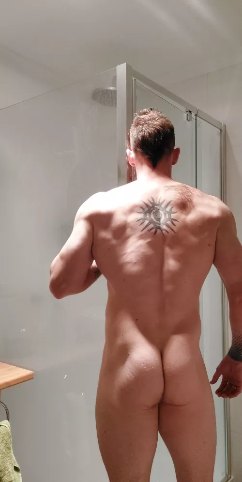 (36) Righto who ordered the Long Pig wings?