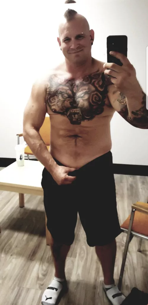 36 year old daddy. Love all the cute and pretty posts!