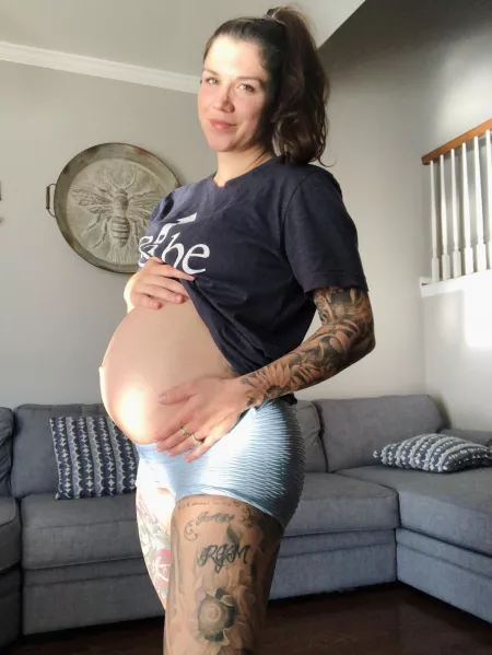 38 weeks and packing on the pounds these last few weeks.. can you tell?! π€ͺπ