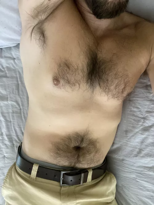 39 Into fit dudes 20-35 with hairy chests. DM me if that's you.