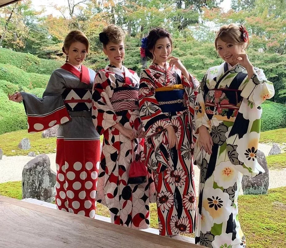 [4] Kimono girls