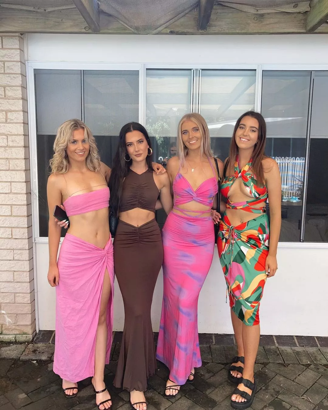 [4] Well dressed girls