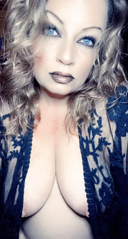 40 years doesnβt look too shabby (female)