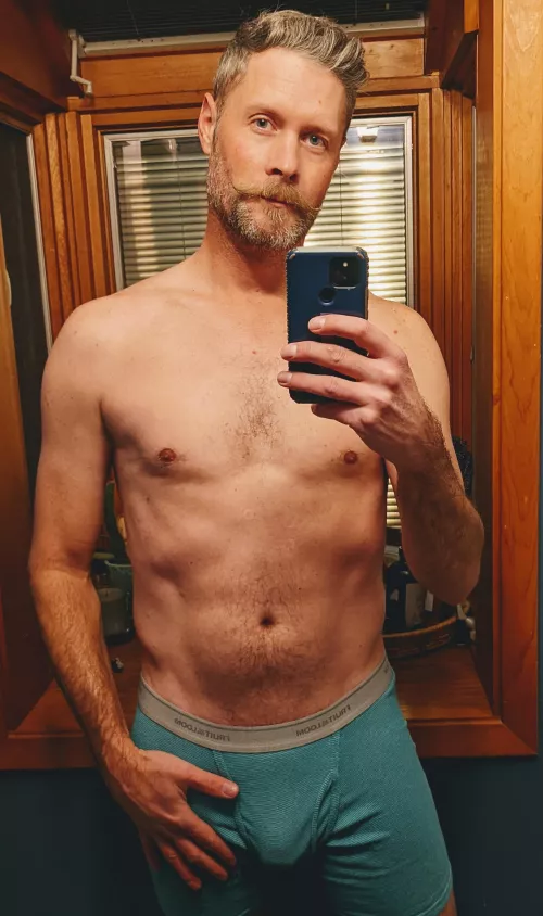 [41] any late-night lady lurkers?