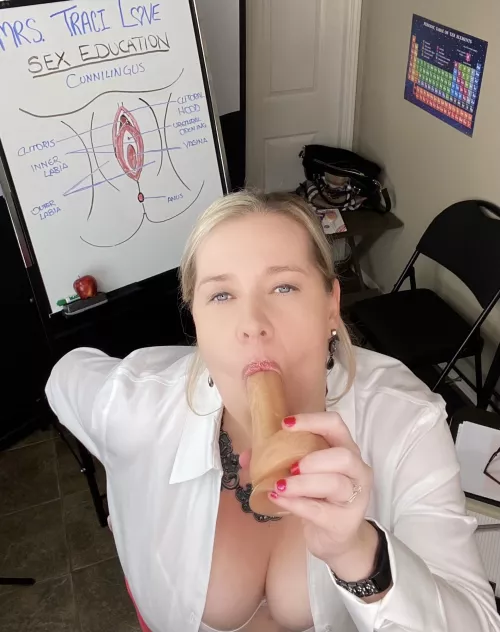 (41) Who wants to help Mrs Love with her demonstration to the class? π