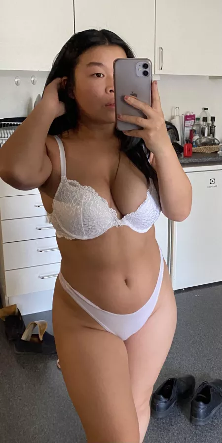 4β11 Chinese girl here, is white my color?