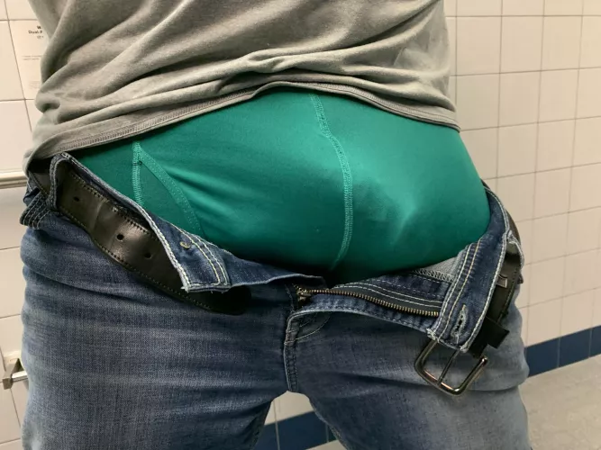 (42) Daddy would really love to tame this solid cock at work, who wants to play?!