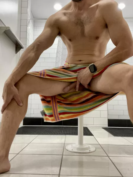 [42] Look what’s under the towel in the locker room