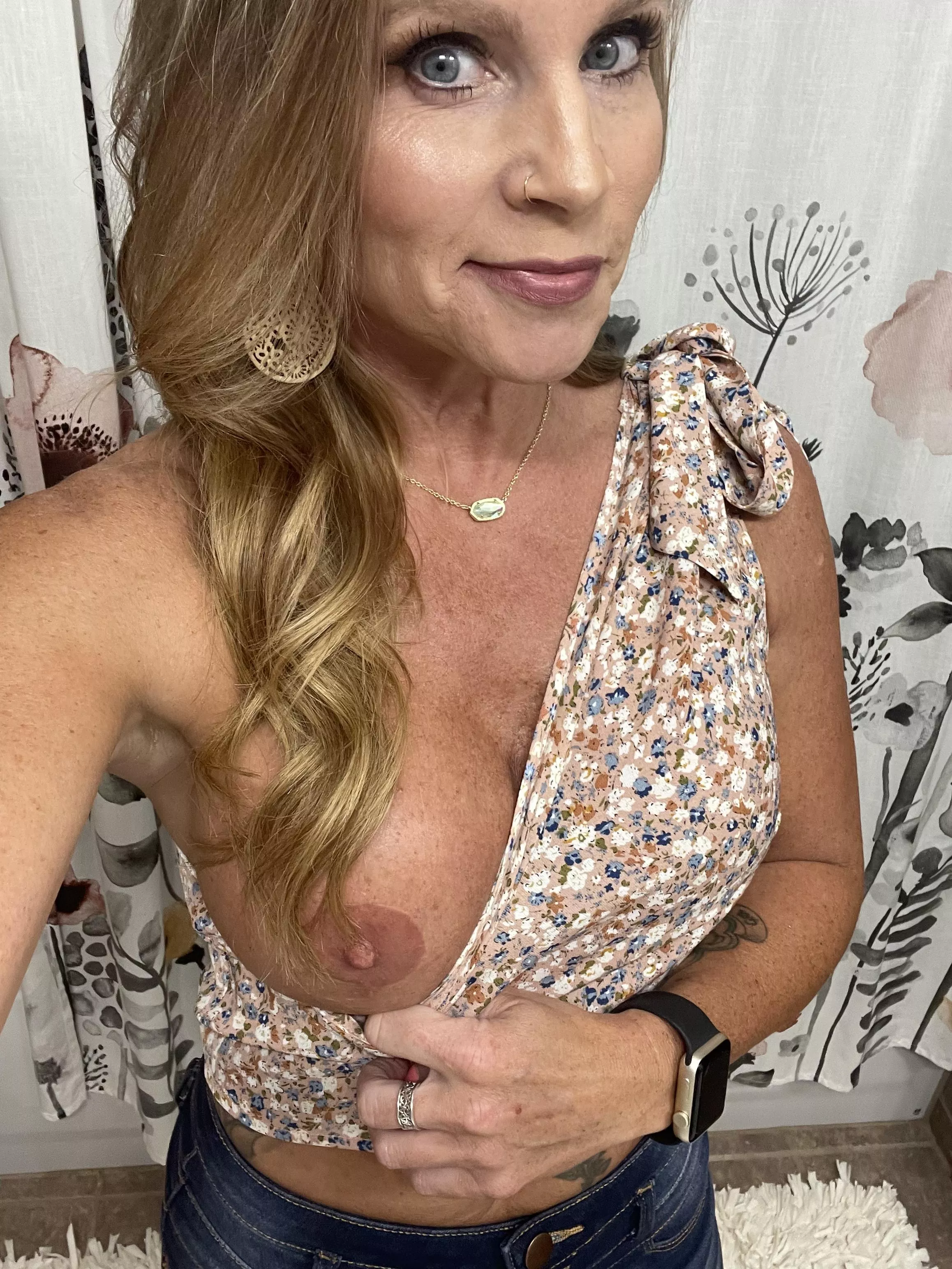 43 yo Paramedic mom of 4….would you hit on me if you saw me at the bar?