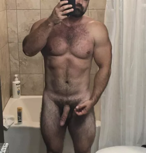 45 6’3 256 lbs of muscle. Come get the big dick hard.