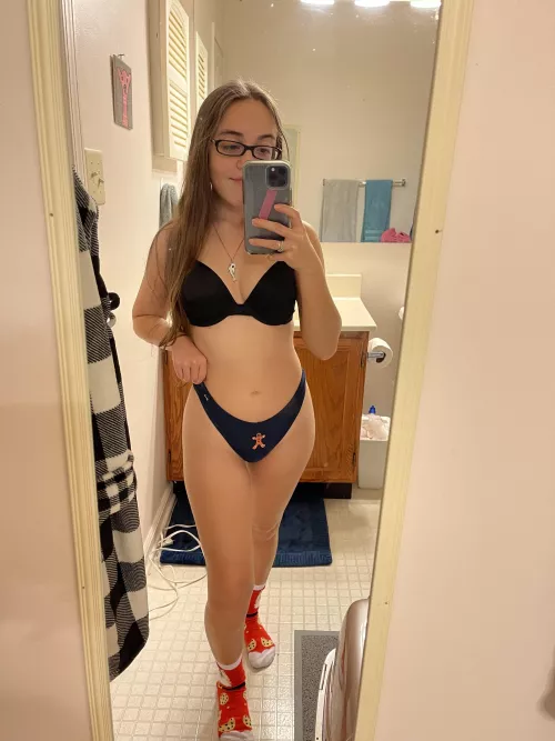 4’8 petite smash or pass? 💙