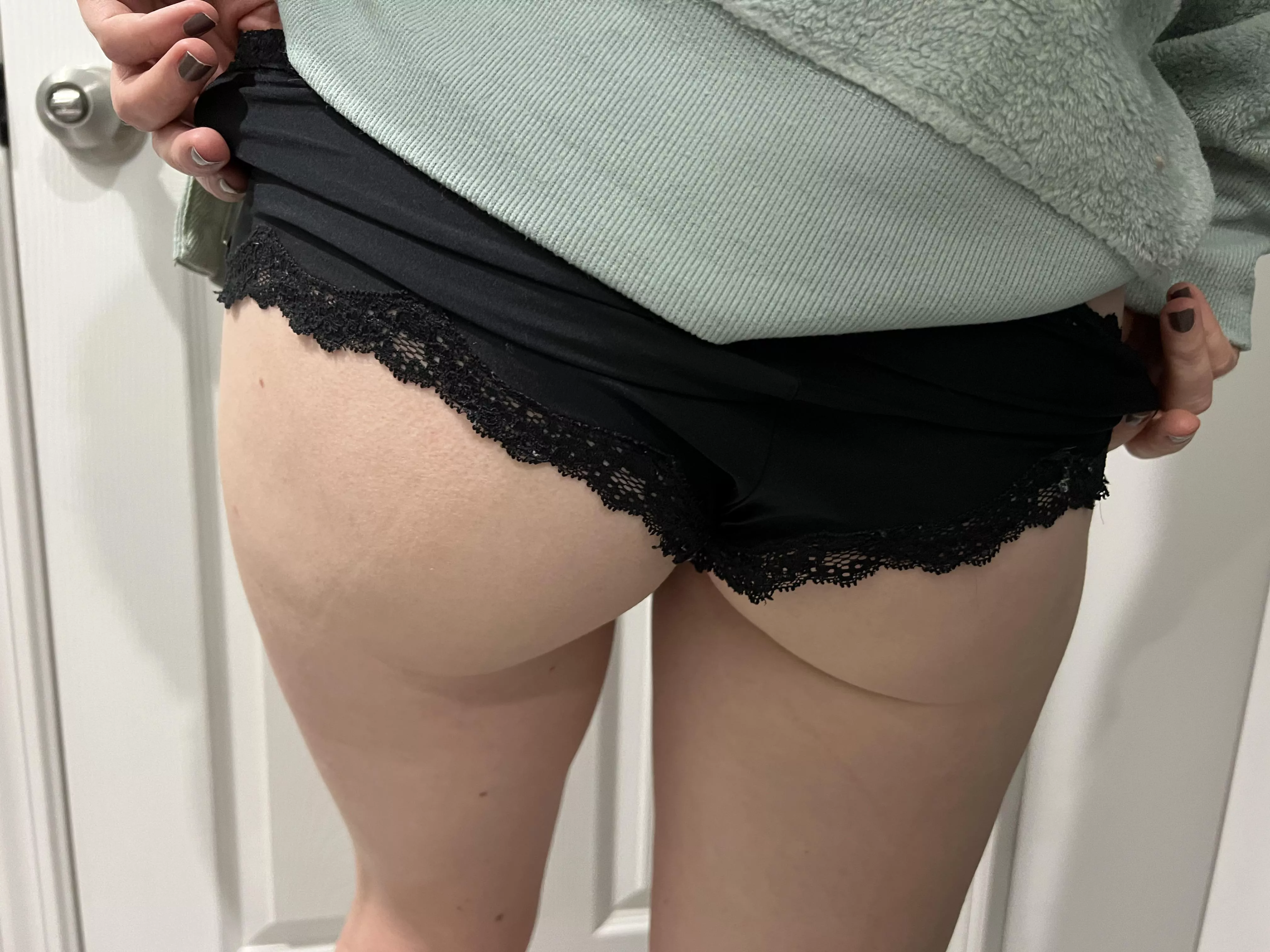 50 upvotes and you can see what’s underneath! 🍑🐱