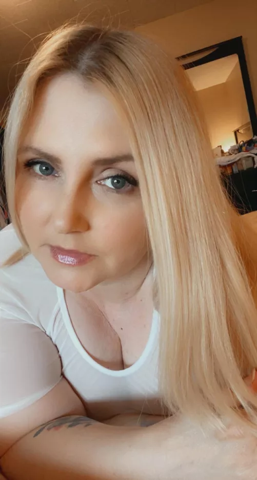 50 year old blond curvy milf ๐ Top 2.8% OF, 3000+ media, welcum vid with sub ๐