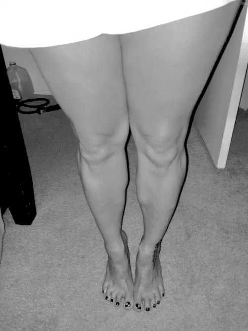 50 yo married milf, gilf black n white legs n toe spread for y’all.