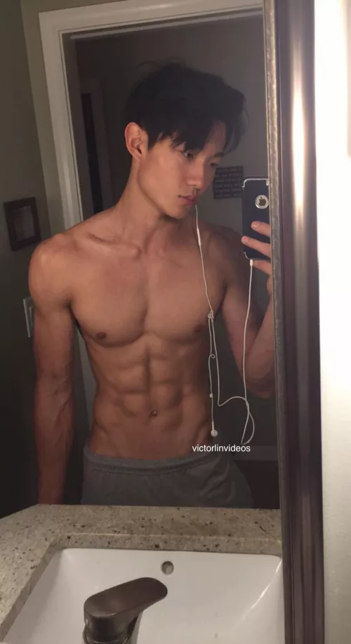 6’2 chiseled korean alpha here