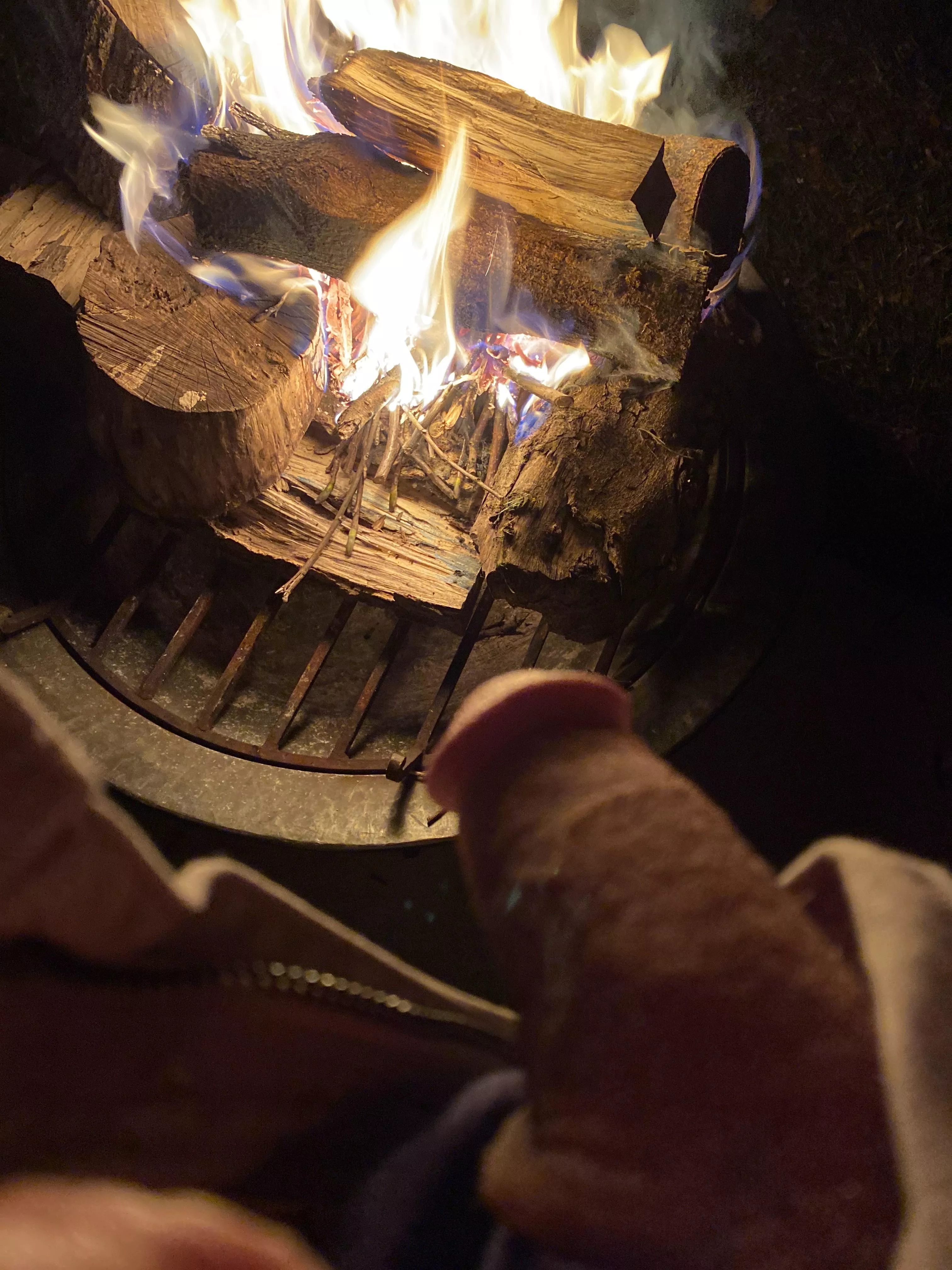 [65] Any girlies wanna be on their knees here. You know what to do