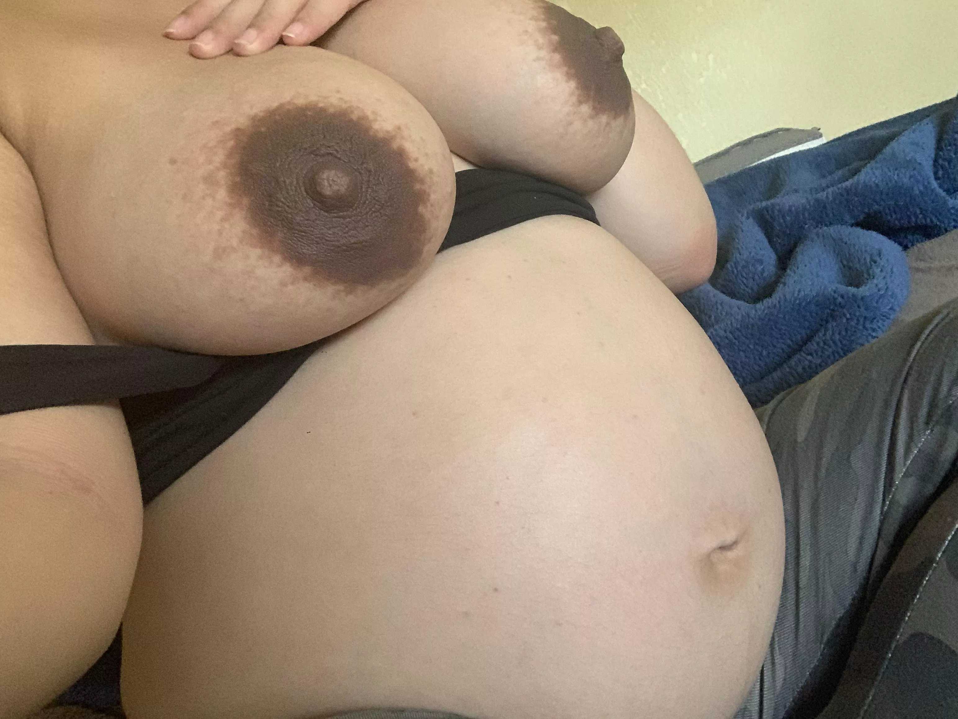 8 months pregnant and already have such full and sore tits who wants to suck on them 🥵 8 months pregnant and already have such full and sore tits who wants to suck on them 🥵