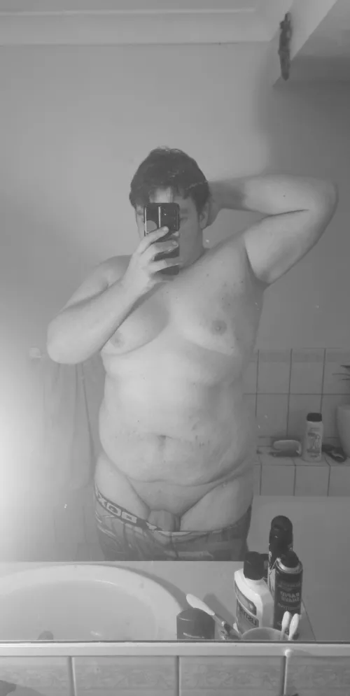 A fancy black and white nude to close your week 😋