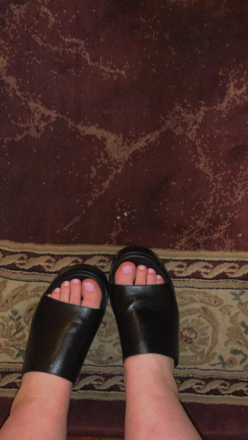 A few drinks in and I’m desperate to give a foot job 😈 who’s down? A few drinks in and I’m desperate to give a foot job 😈 who’s down?