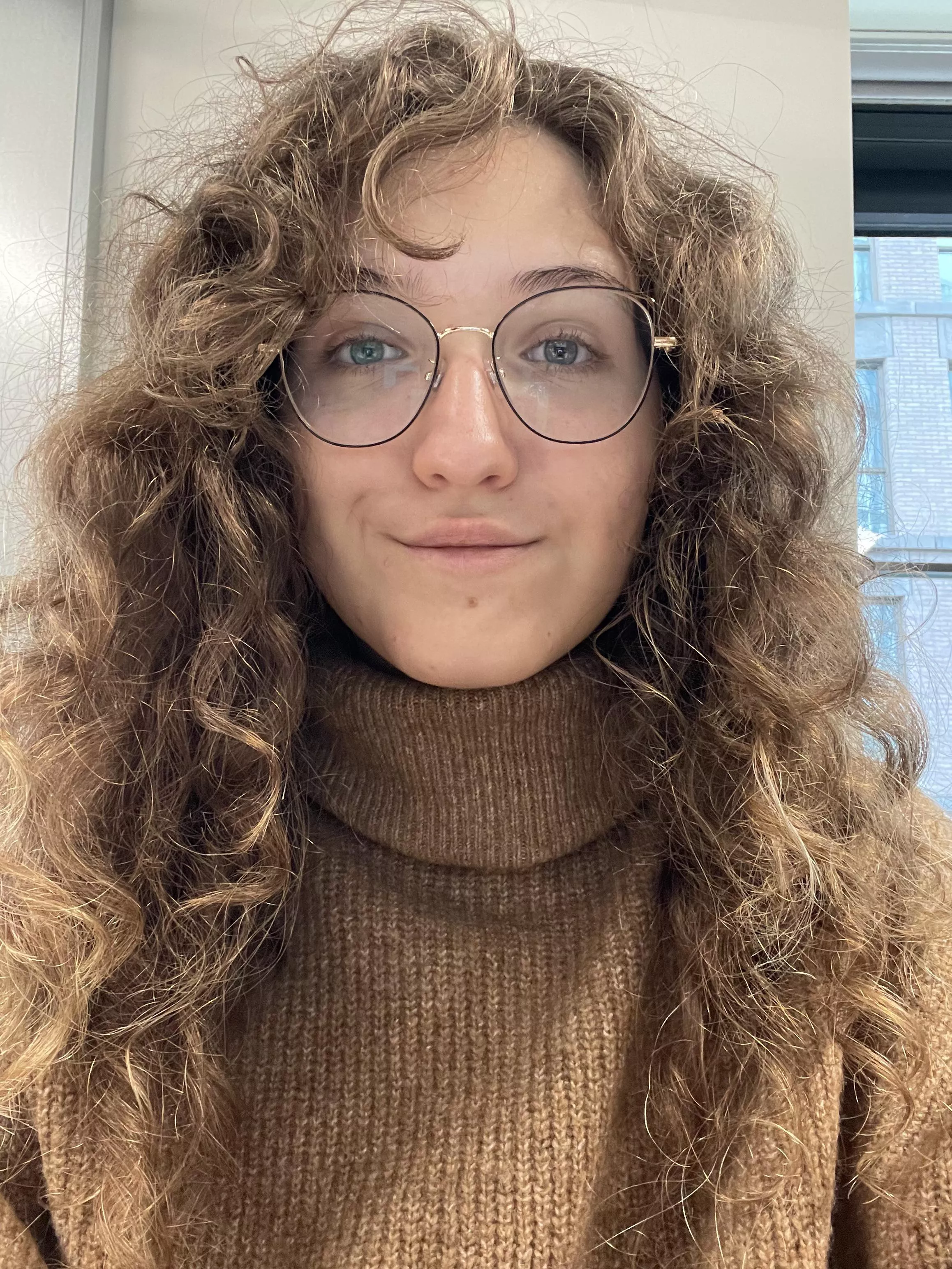 a girl with glasses 💁🏼‍♀️🤓