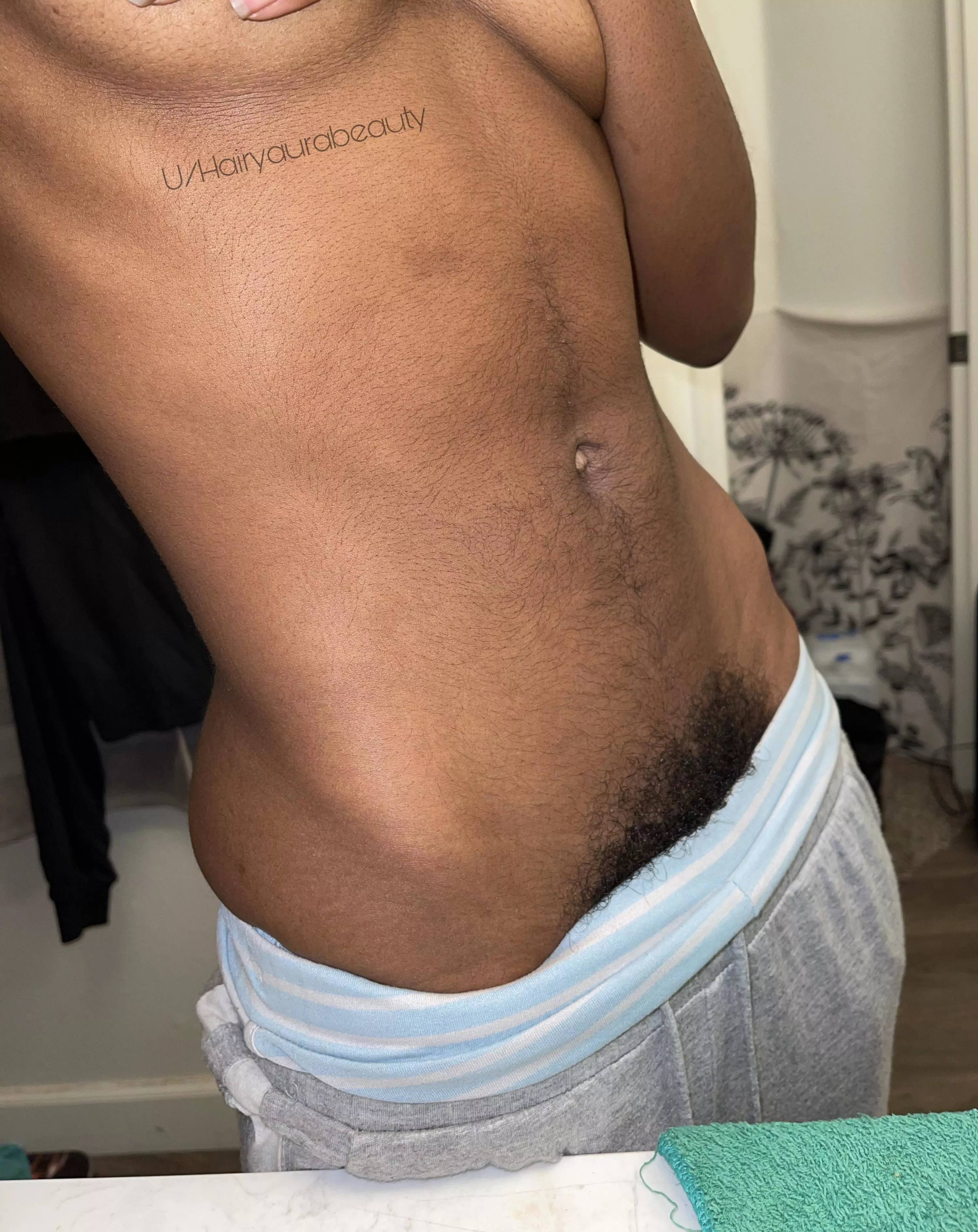A hairy tummy always leads to a hairy pussy🤤