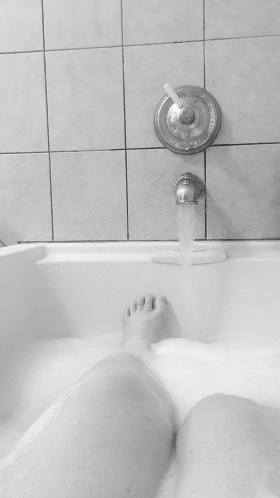 A huge bath all to myself, why don’t you join me cutie? (Oc 26f) A huge bath all to myself, why don’t you join me cutie? (Oc 26f)