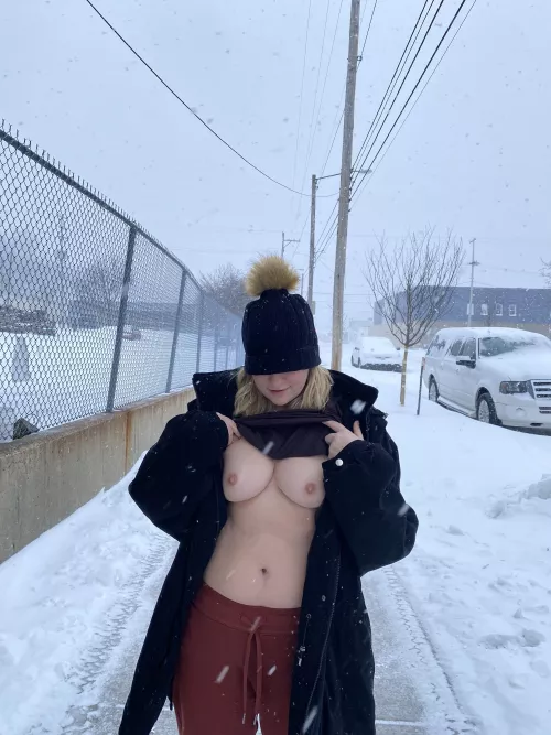 A lil blizzard isn’t gonna stop me from flashing my tiddies ❄️⛄️ [f]