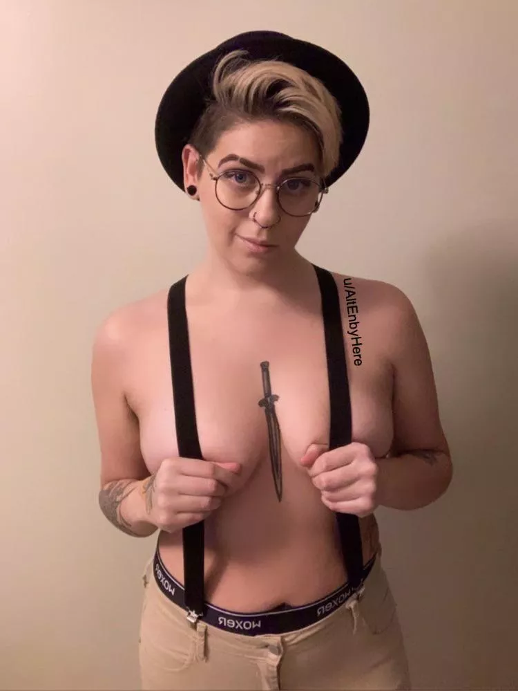 A lil Saturday night tease 😈