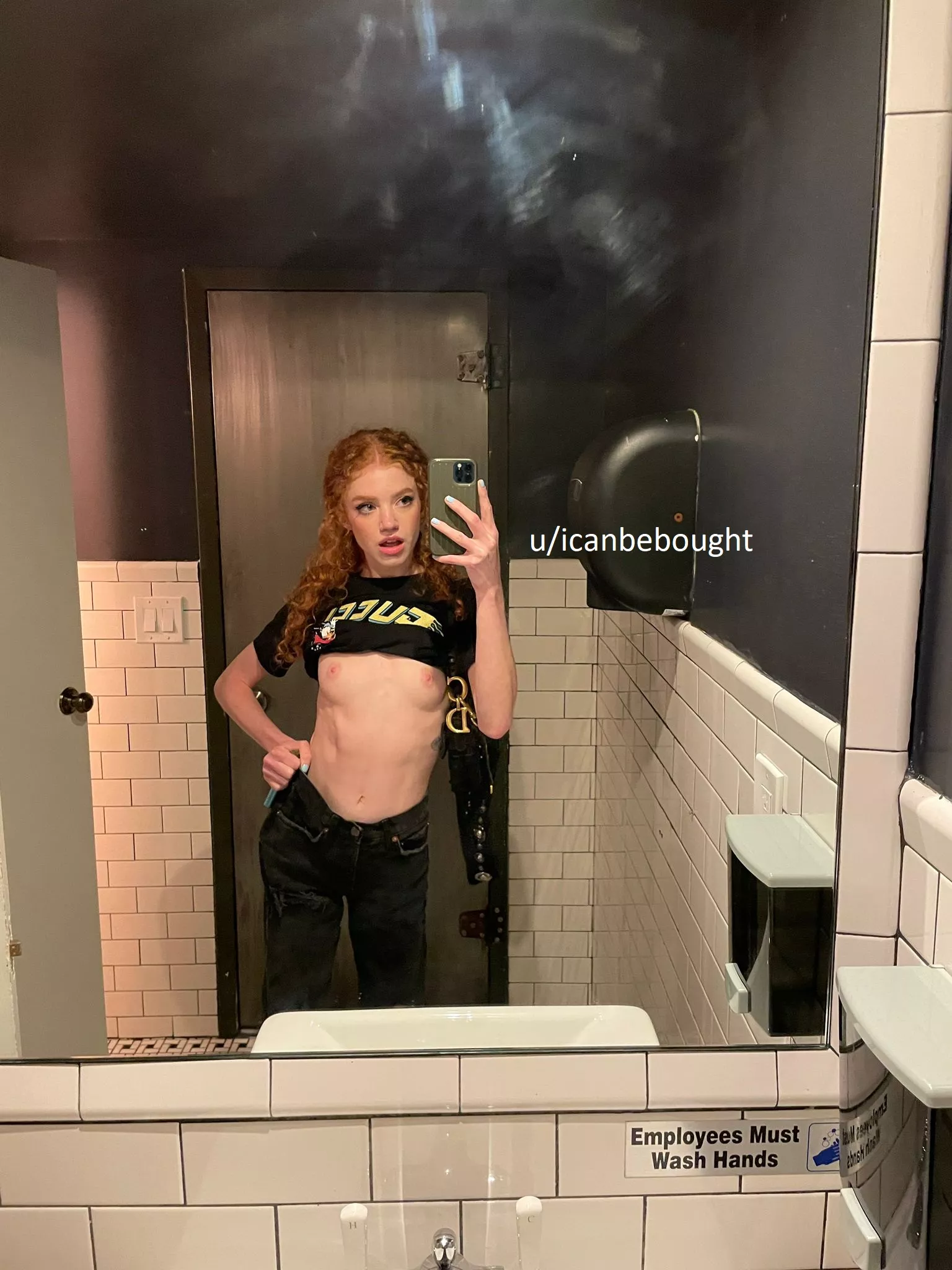 A little bathroom selfie never hurt anybody ❤️