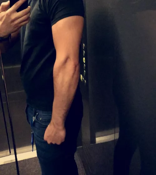 A little elevator mirror show