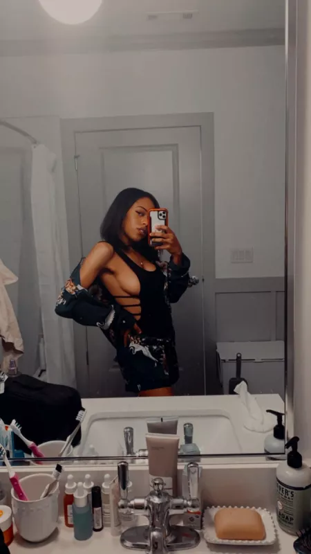 A little side boob never hurt nobody😌