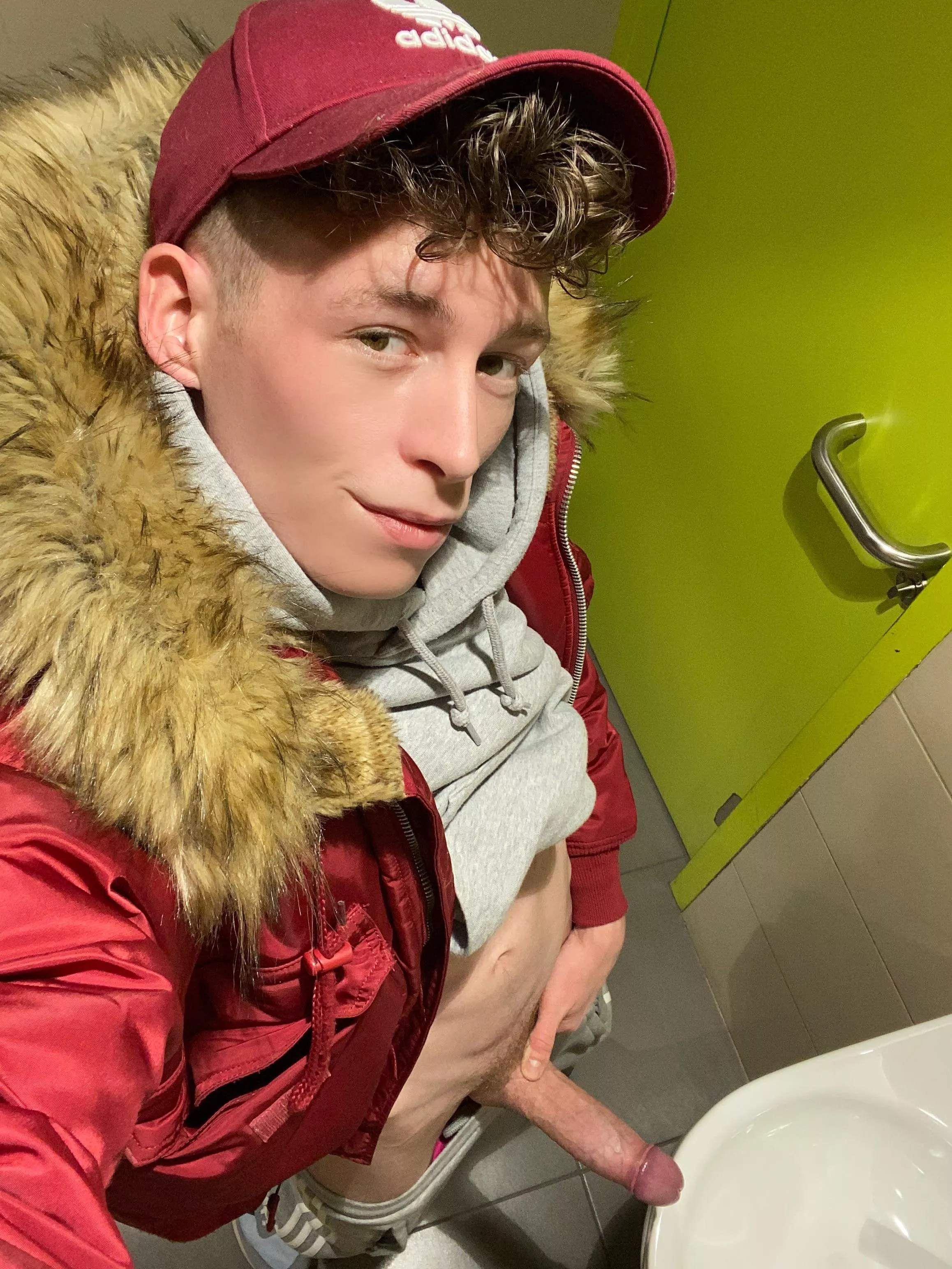 A much needed bathroom break at the airport ✈️😏🍆