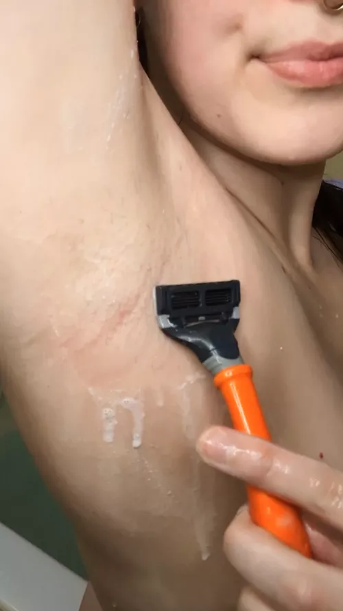 a peek at me shaving πft. some very suggestive body wash π³π