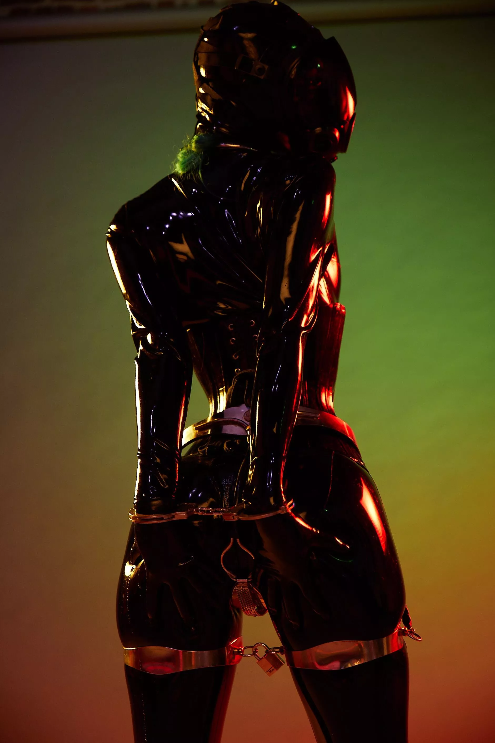 A peek unedr her dress???