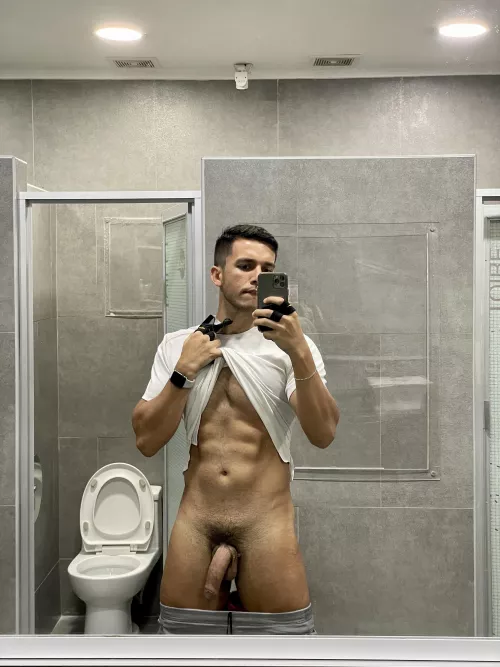 a photo in the gym bathroom before training 😈