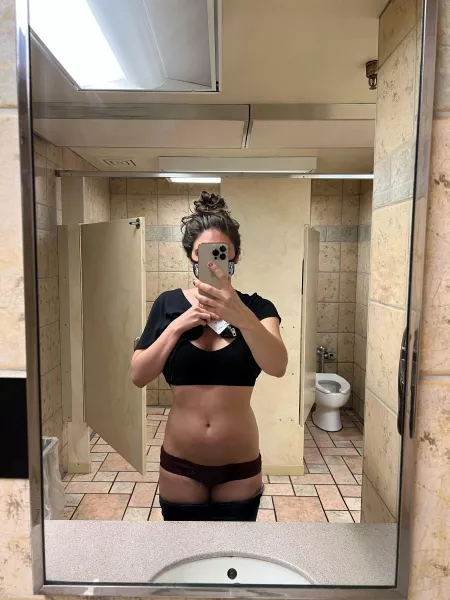A pic before I start my shift! Looking forward to reading some spicy comments on my break ๐