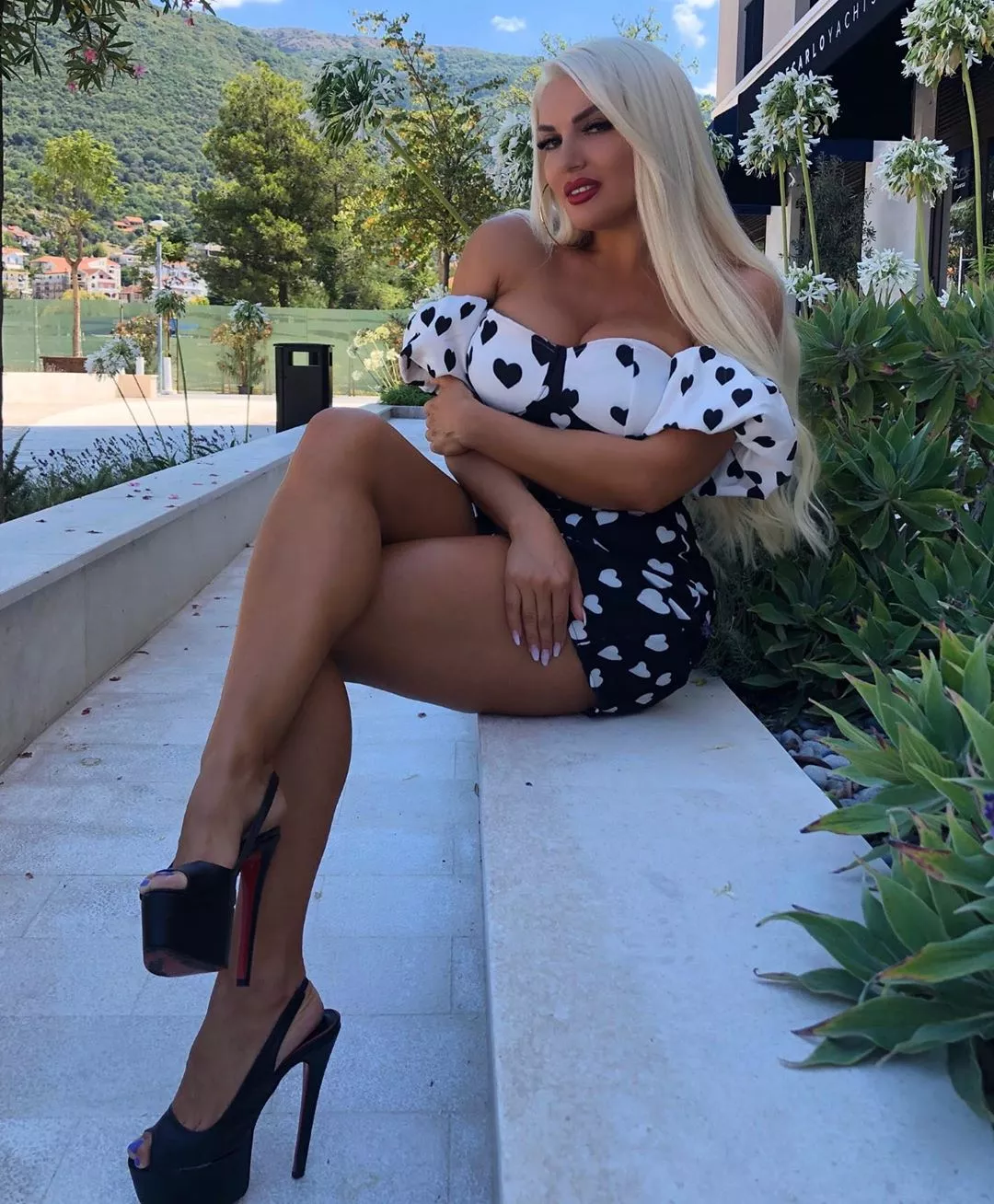 A proper bimbo trophy wife 😍😍 (jelena unikat)