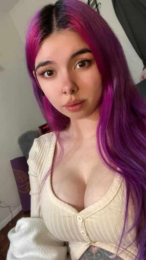 A recent selfie, a bit innocent until you discover me online 😘🖤