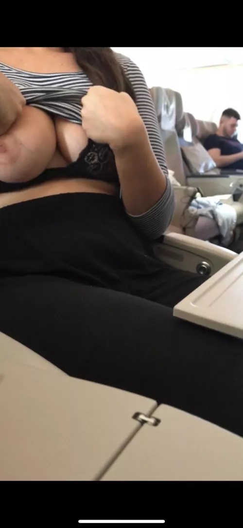 A redditor offered to pay me a flight ticket to come visit him so I took this picture on the plane as a teaser π