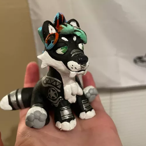 A sculpture! With big ol' teefies on them (OC, @NewtWolfdeer on Twitter)