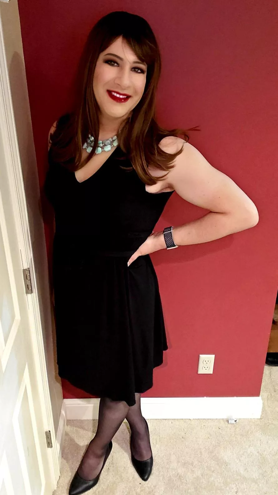 A smile, a little black dress, and a full weekend ahead of me! 🥰