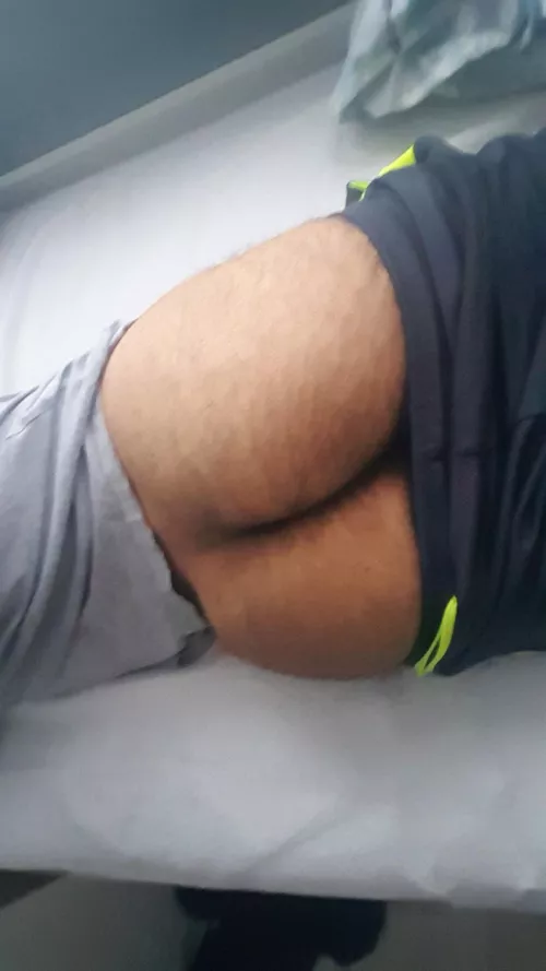 A Top's hairy bubble butt