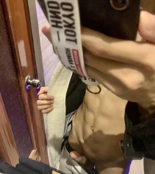 A twink with his little friend 😈