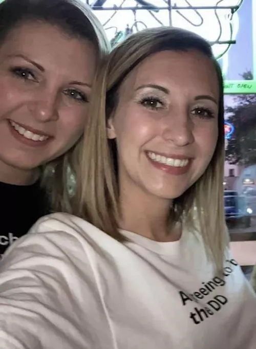 Absolute cuties. Sisters! 🖤🤍