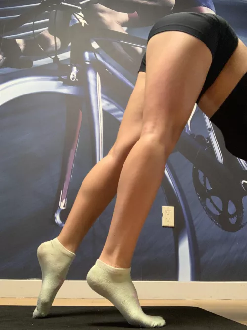Admire a fitness babe and her ankle socks π