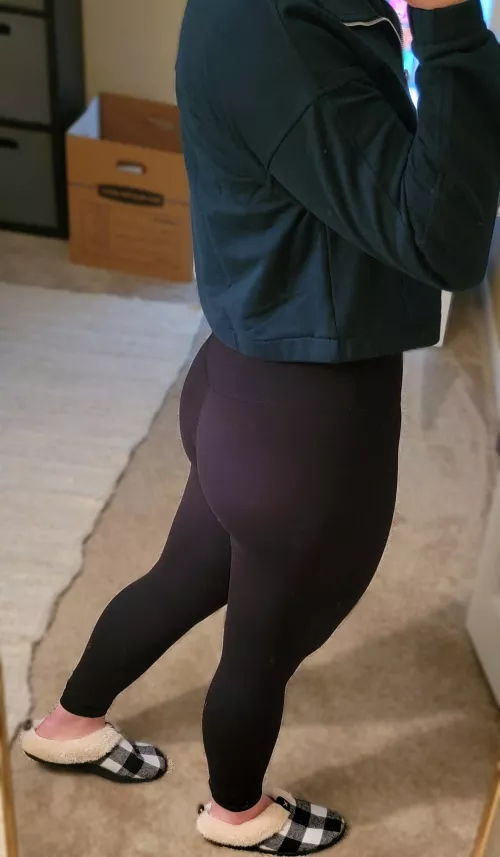 Admiring my plump booty 🍑🥰