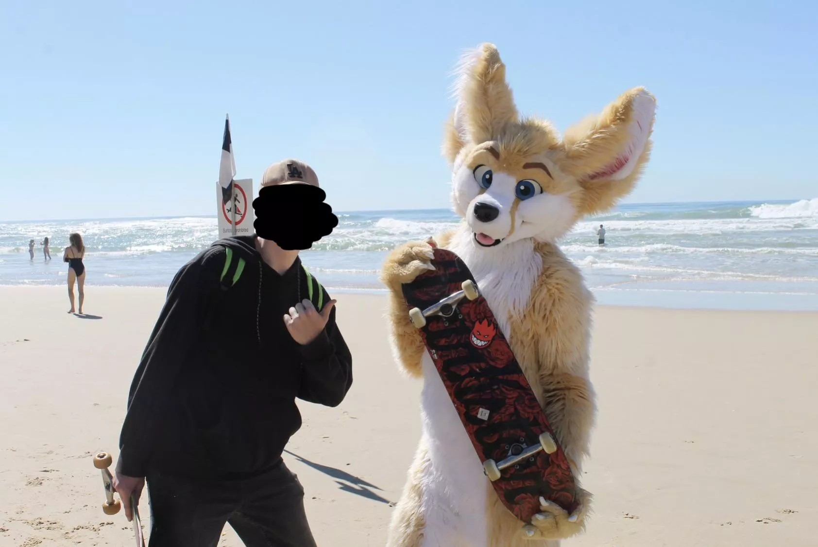 AGH! I’ve been thinking about them since FURDU21. Would anyone happen to know who this suiter is?