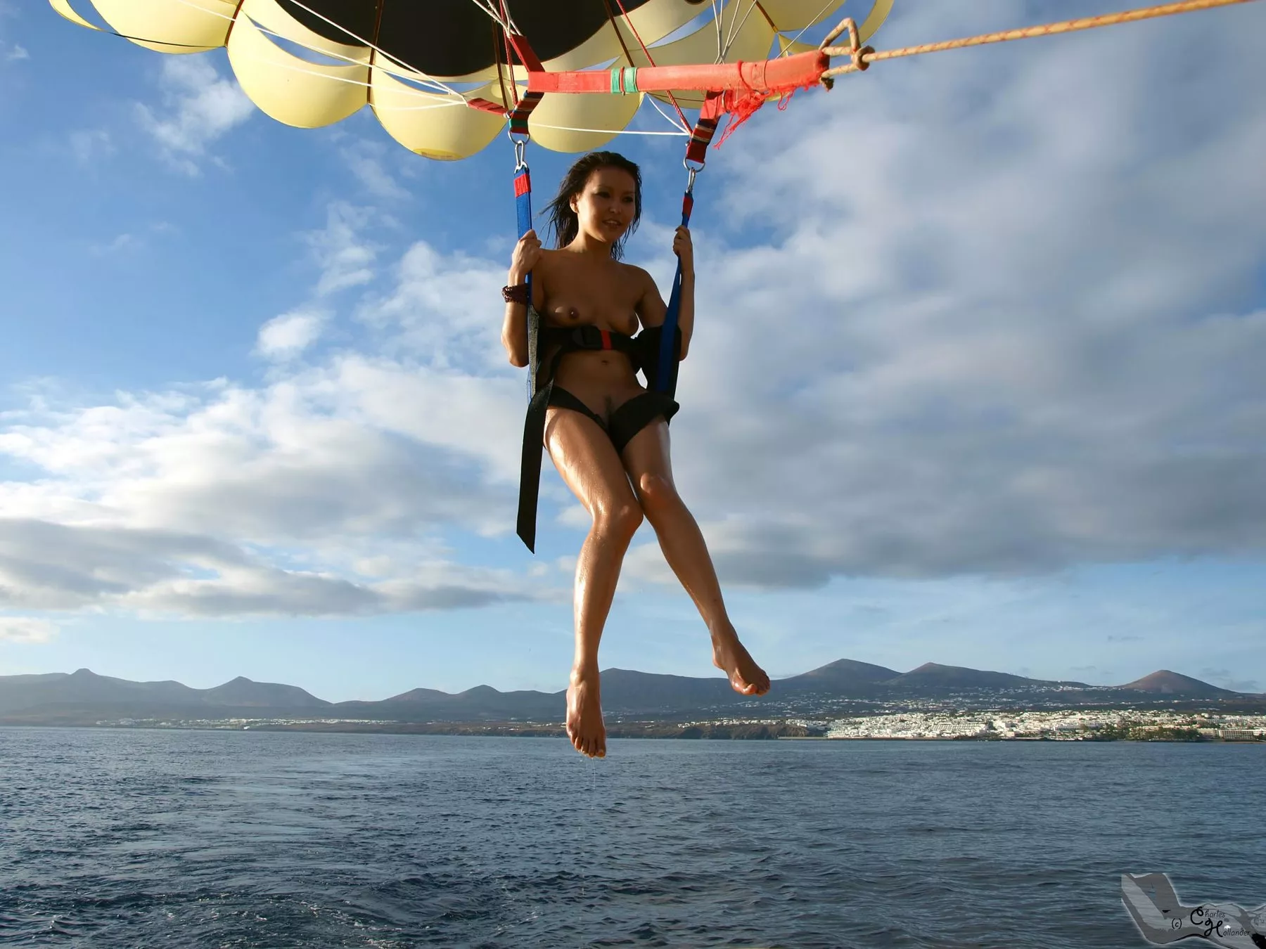 Agi naked while parasailing