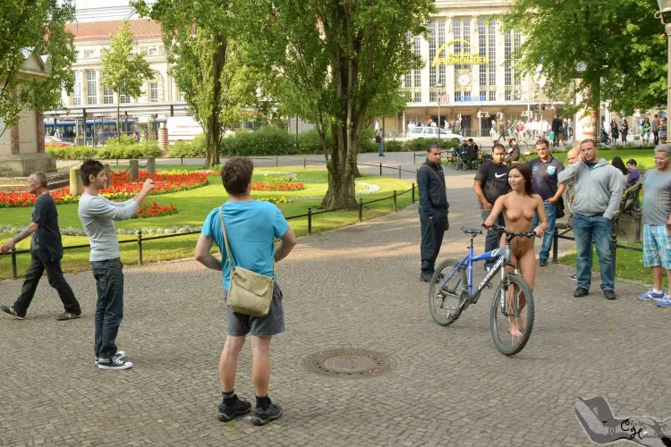 Agi pushes her bike naked